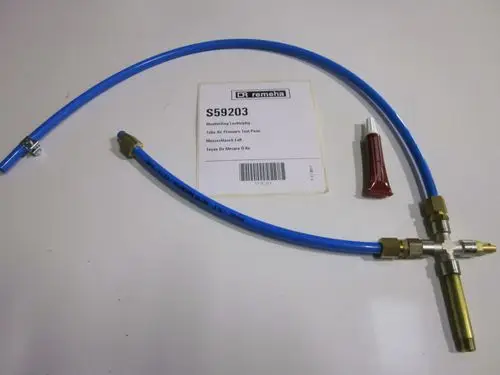 Blauer Messschlauch mit einem Y-förmigen Anschlussstück, einem Verbindungselement und einer Tube, neben einem Etikett der Marke Remeha.